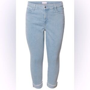 WJ2. NWT Jen7 light wash jeans. Size 18 I:25 R:13